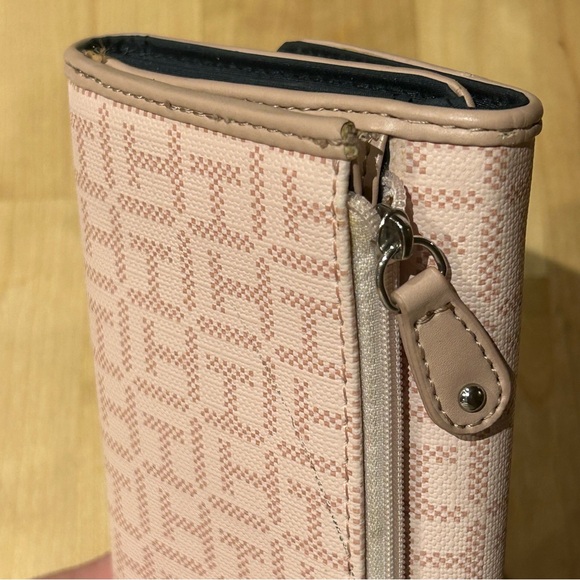 🥉 Tommy Hilfiger TH Monogram Trifold Wallet & Check Book Pink 2 Bill 12 Slot - Picture 5 of 6